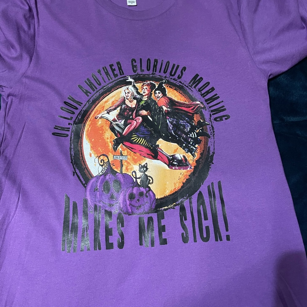 NWOT. Sanders Sisters T-shirt size small